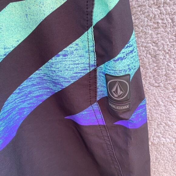 Volcom Mod Tech Black Blue Diagonal Striped Drawstring Board Shorts Sz 36 - Picture 4 of 10